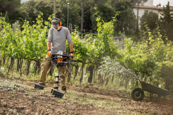 Perfurador de solo a combustão BT 131 STIHL