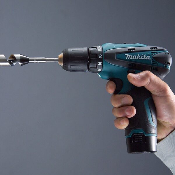 Parafusadeira / Furadeira Bateria 12V DF330DZ